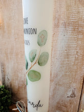 Charger l'image dans la galerie, Kommunionkerze "Ricarda" Eukalyptus - personalisiert