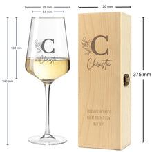 Load image into Gallery viewer, Weißweinglas mit Holzkiste mit Gravur Monogramm – Ansicht 3