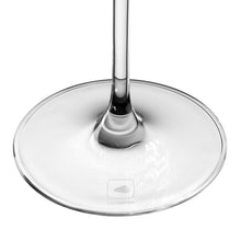 Load image into Gallery viewer, Weißweinglas mit Holzkiste mit Gravur Monogramm – Ansicht 5