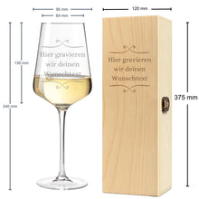 Load image into Gallery viewer, Weißweinglas mit Holzkiste mit Gravur Wunschtext – Ansicht 3