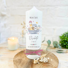 Charger l'image dans la galerie, Taufkerze "Elisabeth" Wal hell blau mit christlichen Symbolen - personalisiert