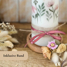 Charger l'image dans la galerie, Taufkerze "Feline" Wal hell blau mit christlichen Symbolen - personalisiert