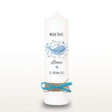 Charger l'image dans la galerie, Taufkerze "Linus" Wal hell blau mit christlichen Symbolen - personalisiert