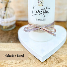 Charger l'image dans la galerie, Taufkerze "Loretta" Blumen | Kreuz | Blumenkreuz - personalisiert