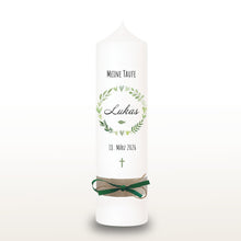 Lade das Bild in den Galerie-Viewer, Taufkerze "Lukas" Blätterherzenkranz - personalisiert