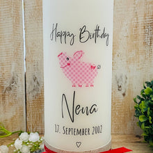 Load image into Gallery viewer, Geschenk Kerze "Nena" Happy Birthday mit Glücksschwein - personalisierbar