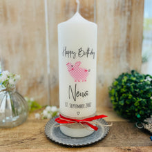 Load image into Gallery viewer, Geschenk Kerze "Nena" Happy Birthday mit Glücksschwein - personalisierbar