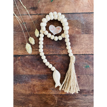 Charger l'image dans la galerie, Holzperlenkette "Otto" mit Quaste / Tassel Fisch Boho Ibiza Stil Kerzenkranz