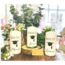 Lade das Bild in den Galerie-Viewer, Kerze zum Master "Leonora" bachelorcap - personalisiert