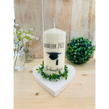 Lade das Bild in den Galerie-Viewer, Kerze zum bestandenen Bachelor "Gerrit" bachelorcap Stempel - personalisiert