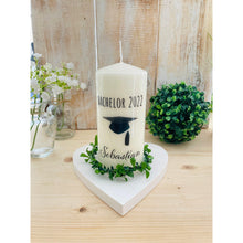 Lade das Bild in den Galerie-Viewer, Kerze zum bestandenen Bachelor "Gerrit" bachelorcap Stempel - personalisiert