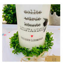 Lade das Bild in den Galerie-Viewer, Kerze zum bestandenen Bachelor "Jana" BESTANDEN Bachelorhut - personalisiert