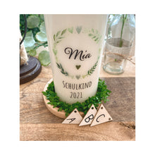 Lade das Bild in den Galerie-Viewer, Kerze zur Einschulung "Vicky" Herzenskranz grün - personalisiert