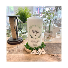 Lade das Bild in den Galerie-Viewer, Kerze zur Einschulung "Vicky" Herzenskranz grün - personalisiert