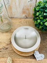 Lade das Bild in den Galerie-Viewer, Kerzenhalter "Strolch" silberfarben Metall & Holz - Kerzenzubehör