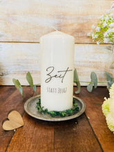 Charger l'image dans la galerie, Weihnachtskerze/Adventskerze Geschenk Mitbringsel Geschenkkerze * Ziggy Zeit statt Zeug * Kerze mit Spruch