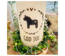 Charger l'image dans la galerie, Weihnachtskerze/Adventskerze * Horst 1 Dala Pferde schwarz God Jul *Dekokerze + Kerze skandinavisch Blätterkranz