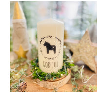 Charger l'image dans la galerie, Weihnachtskerze/Adventskerze * Horst 1 Dala Pferde schwarz God Jul *Dekokerze + Kerze skandinavisch Blätterkranz