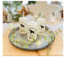 Charger l'image dans la galerie, Weihnachtskerze/Adventskerze * Horst 1 Dala Pferde schwarz God Jul *Dekokerze + Kerze skandinavisch Blätterkranz