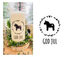 Charger l'image dans la galerie, Weihnachtskerze/Adventskerze * Horst 1 Dala Pferde schwarz God Jul *Dekokerze + Kerze skandinavisch Blätterkranz