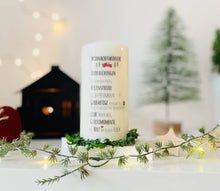 Charger l'image dans la galerie, Weihnachtskerze/Adventskerze * Kaspar Weihnachtswünsche * Auto rot mit Tanne & Text