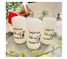 Charger l'image dans la galerie, Weihnachtskerze/Adventskerze * Klaas - Lasst uns froh und munter sein * Nikolausmütze & Weinglas