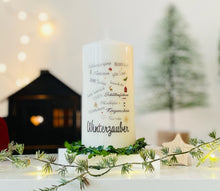 Charger l'image dans la galerie, Weihnachtskerze/Adventskerze * Skadi Winterzauber * Kerze mit Text und winterlichen Motiven