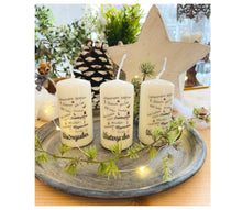 Charger l'image dans la galerie, Weihnachtskerze/Adventskerze * Skadi Winterzauber * Kerze mit Text und winterlichen Motiven