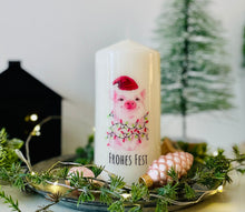 Charger l'image dans la galerie, Weihnachtskerze/Adventskerze* Victor Weihnachtsschweinchen * Weihnachtsgrüße "Frohes Fest" mal anders Schwein Lichterkette Mütze pink