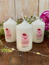 Charger l'image dans la galerie, Weihnachtskerze/Adventskerze* Victor Weihnachtsschweinchen * Weihnachtsgrüße "Frohes Fest" mal anders Schwein Lichterkette Mütze pink