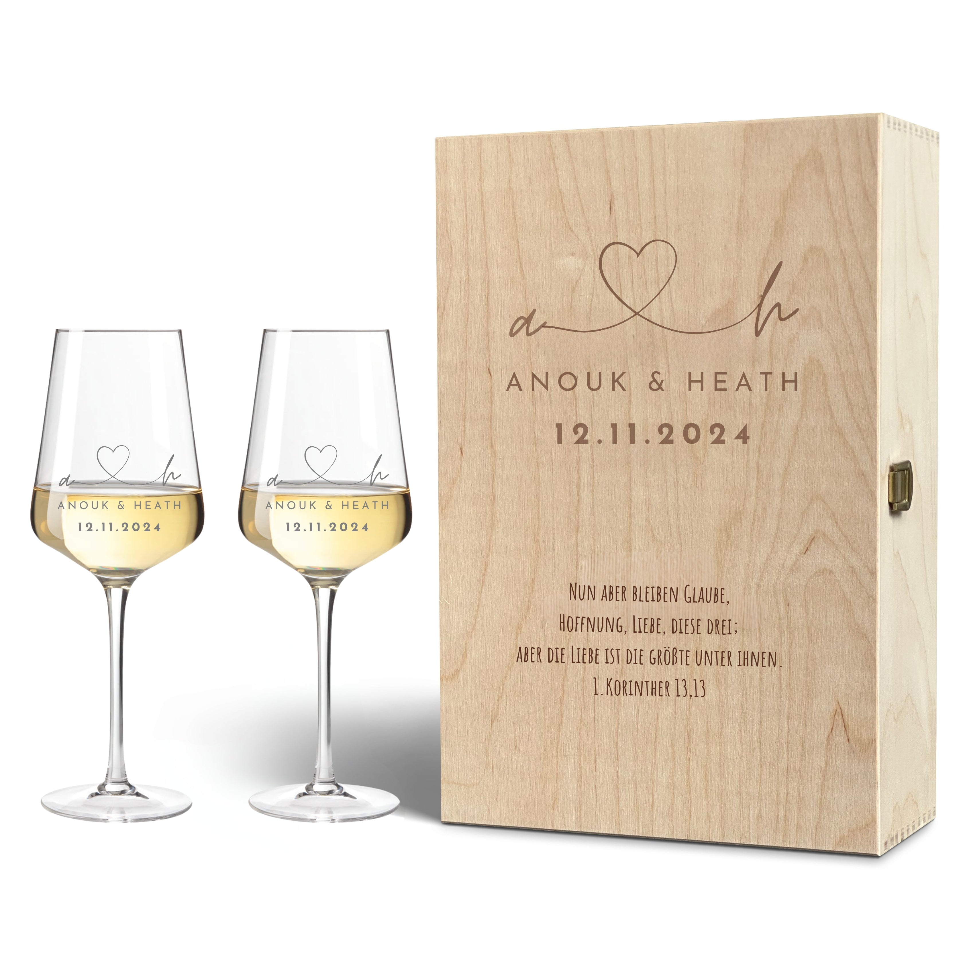 Weißweingläser mit Holzkiste mit Gravur Herz und Initialen, personalisiert mit Initialen, Namen, Datum und Wunschtext