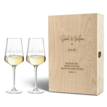 Charger l'image dans la galerie, Leonardo Weinglas mit Gravur und Holzkiste im Set - Hochzeitsgeschenke für Brautpaar
