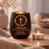 Trauerlicht aus Glas mit Gravur Kreuz im Blumenkranz – Ansicht 2