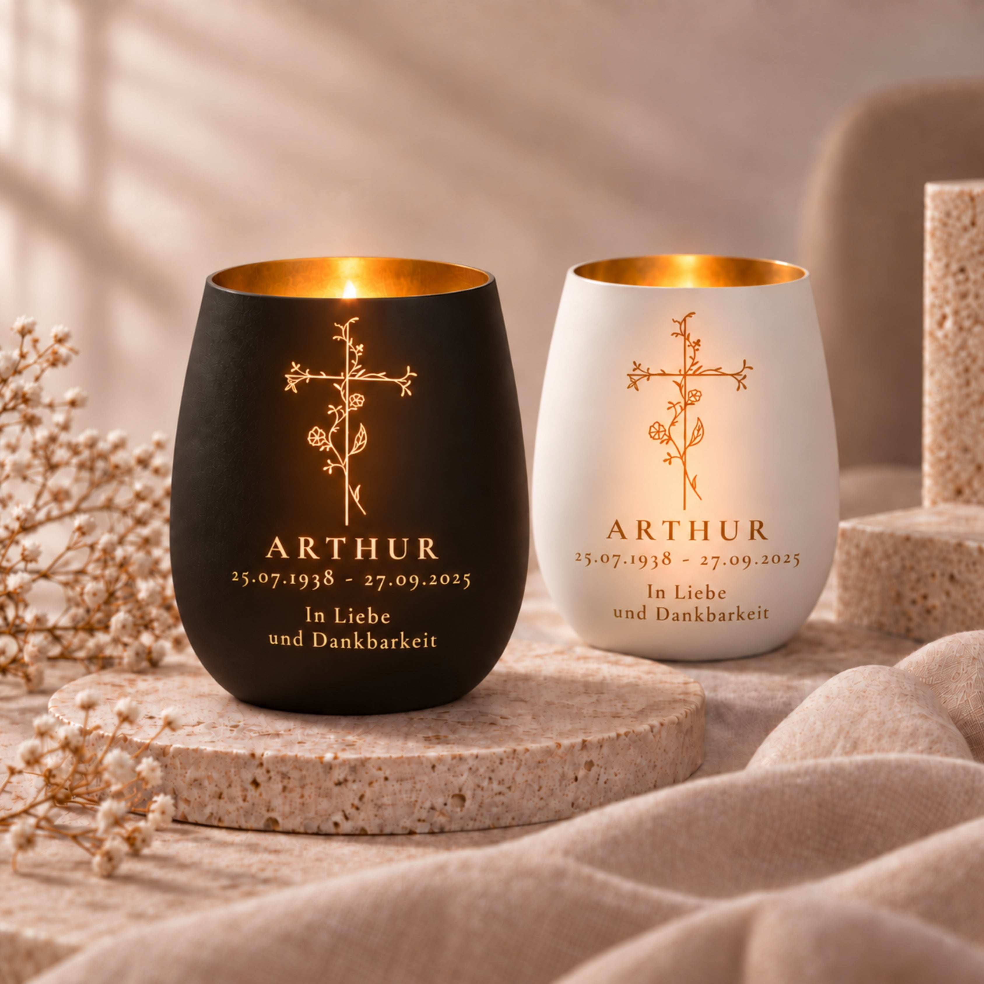 Trauerlicht aus Glas mit Gravur Kreuz mit Blumen, personalisiert