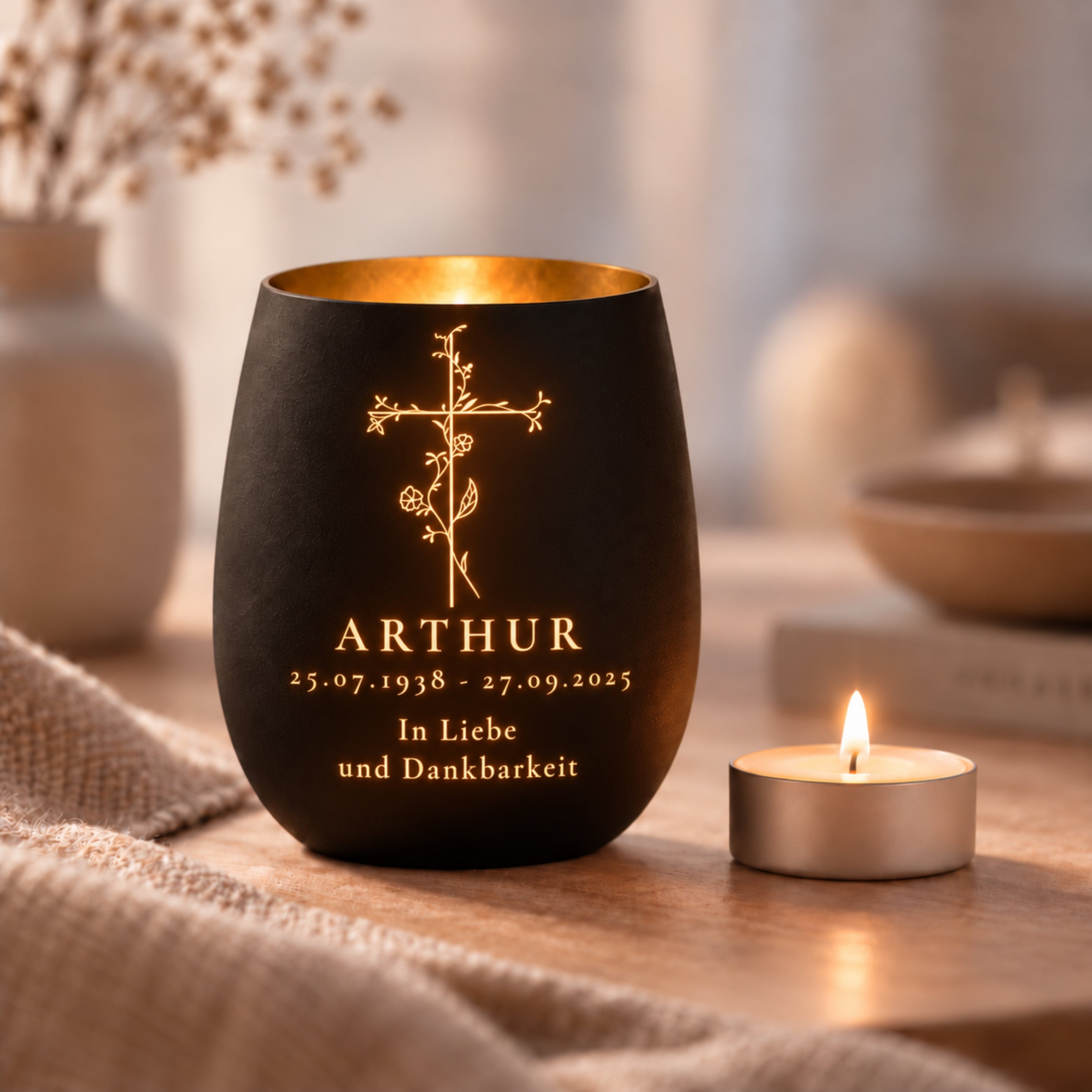 Trauerlicht aus Glas mit Gravur Kreuz mit Blumen – Ansicht 2