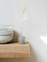 Lade das Bild in den Galerie-Viewer, Leeff &quot;Mini Vase Maud&quot; beton | Glas - Wohndeko
