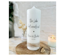 Lade das Bild in den Galerie-Viewer, Hochzeitskerze &quot;Bonnie&quot; mit Spruch &quot;Die Liebe hört niemals auf&quot; - personalisiert
