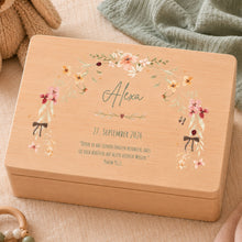 Load image into Gallery viewer, Erinnerungsbox Baby mit Deckel Motiv Blumenkranz personalisiert – Ansicht 1
