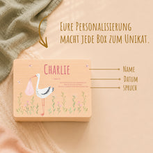 Lade das Bild in den Galerie-Viewer, Erinnerungsbox Baby mit Deckel Motiv Storch Mädchen personalisiert – Ansicht 6
