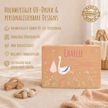 Lade das Bild in den Galerie-Viewer, Erinnerungsbox Baby mit Deckel Motiv Storch Mädchen personalisiert – Ansicht 4
