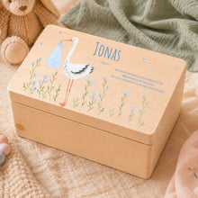 Lade das Bild in den Galerie-Viewer, Erinnerungsbox Baby mit Deckel Motiv Storch Jungen personalisiert – Ansicht 1
