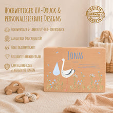 Lade das Bild in den Galerie-Viewer, Erinnerungsbox Baby mit Deckel Motiv Storch Jungen personalisiert – Ansicht 4
