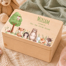 Lade das Bild in den Galerie-Viewer, Erinnerungsbox Baby mit Deckel Motiv Waldbewohner personalisiert – Ansicht 1
