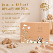 Lade das Bild in den Galerie-Viewer, Erinnerungsbox Baby mit Deckel Motiv Waldtiere personalisiert – Ansicht 4
