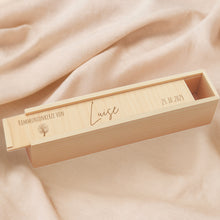 Charger l'image dans la galerie, Holzkiste mit Schiebedeckel mit Motiv Lebensbaum 40 × 4 cm, personalisiert
