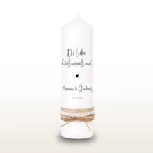 Charger l&#39;image dans la galerie, Hochzeitskerze &quot;Bonnie&quot; mit Spruch &quot;Die Liebe hört niemals auf&quot; - personalisiert
