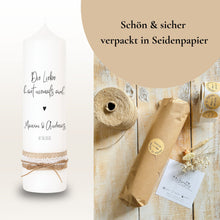 Charger l&#39;image dans la galerie, Hochzeitskerze &quot;Bonnie&quot; mit Spruch &quot;Die Liebe hört niemals auf&quot; - personalisiert
