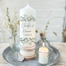 Charger l&#39;image dans la galerie, Hochzeitskerze &quot;Charlie&quot; Blätterrahmen grün - personalisiert
