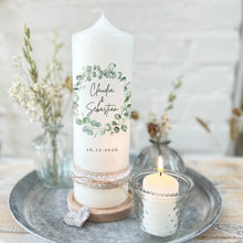 Charger l&#39;image dans la galerie, Hochzeitskerze &quot;Claudia&quot; Eukalyptuskranz - personalisiert
