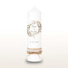 Charger l&#39;image dans la galerie, Hochzeitskerze &quot;Kosima&quot; Boho Blätter Federn - personalisiert
